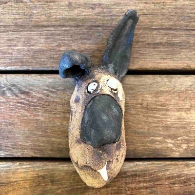 Liten hund Fido, skulptur vegg, keramikk (T-143)