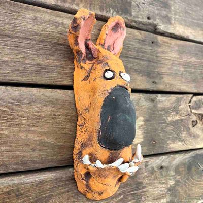 Fido storebror hund, skulptur vegg, keramikk 23 cm (oransje)