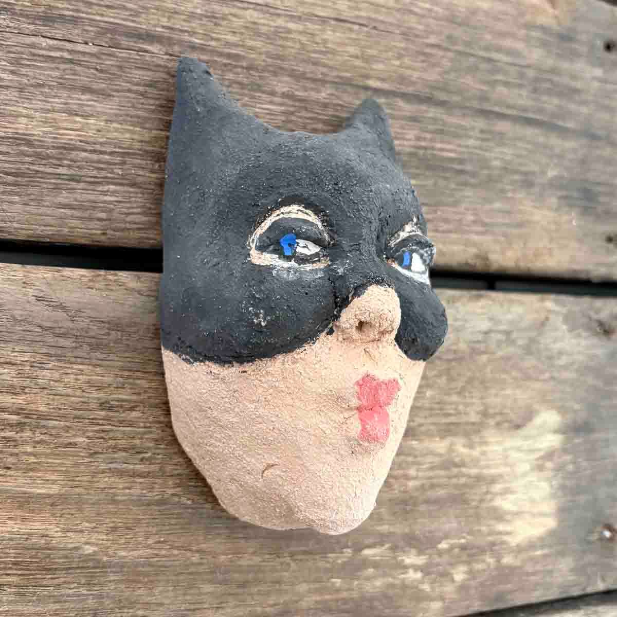 Fjasefjes, skulptur vegg, keramikk ca 9-13 cm (420)