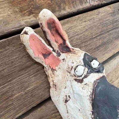 Fido storebror hund, skulptur vegg, keramikk 23 cm (hvit)