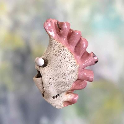 Fruktpiraya, rosa keramikk skulptur tak