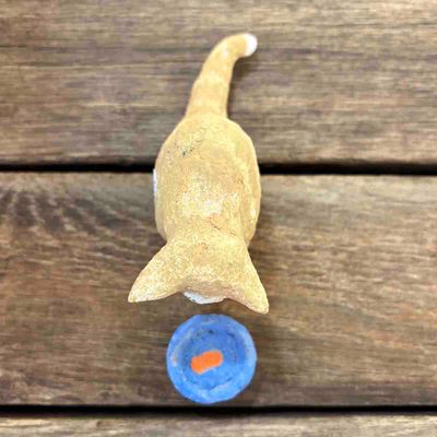 Katt med gullfiskbolle, skulptur 7 cm h