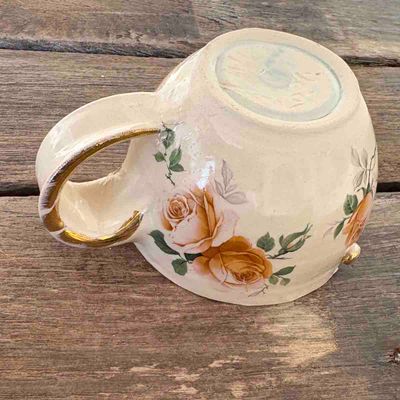Undulater og blomster, kopp keramikk ca 7 cm 