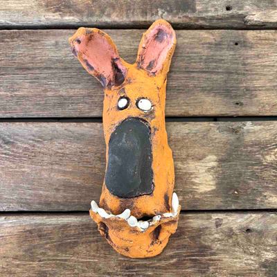 Fido storebror hund, skulptur vegg, keramikk 23 cm (oransje)