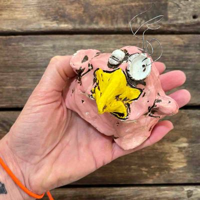 Rosa pipp med hår, 8x10 cm skulptur