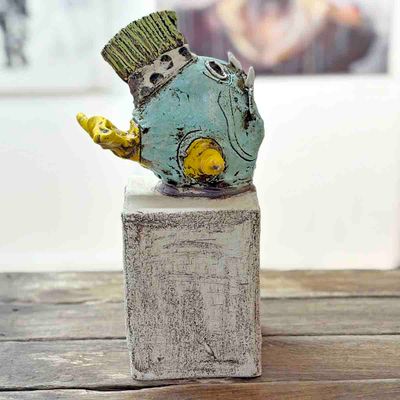 Fisk på sokkel, 30h cm skulptur (blå)