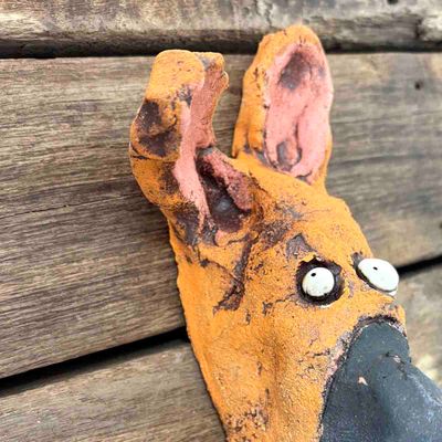 Fido storebror hund, skulptur vegg, keramikk 23 cm (oransje)