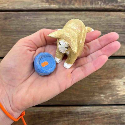 Katt med gullfiskbolle, skulptur 7 cm h