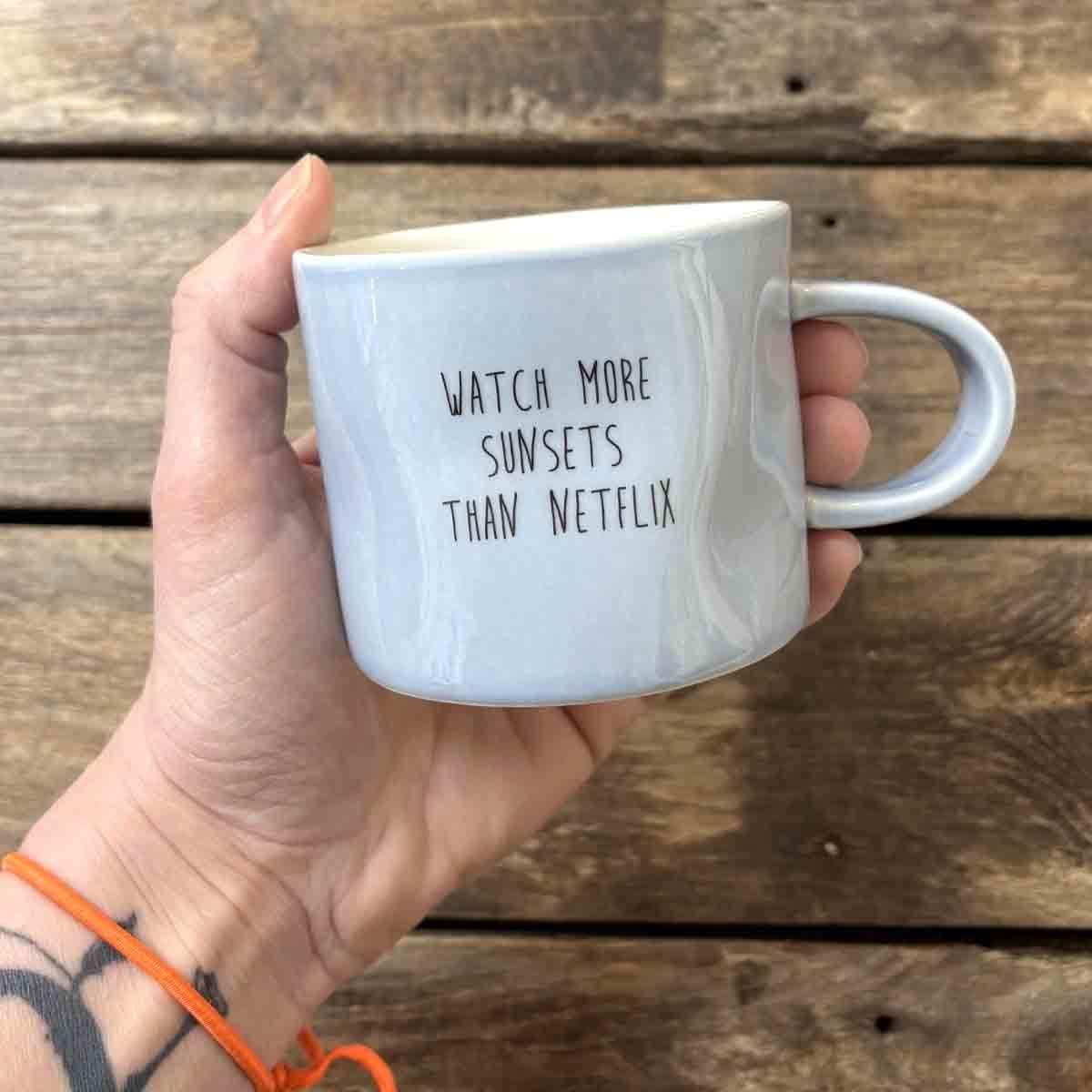 Watch more sunsets then Netflix, kopp porselen 7 cm (blå)